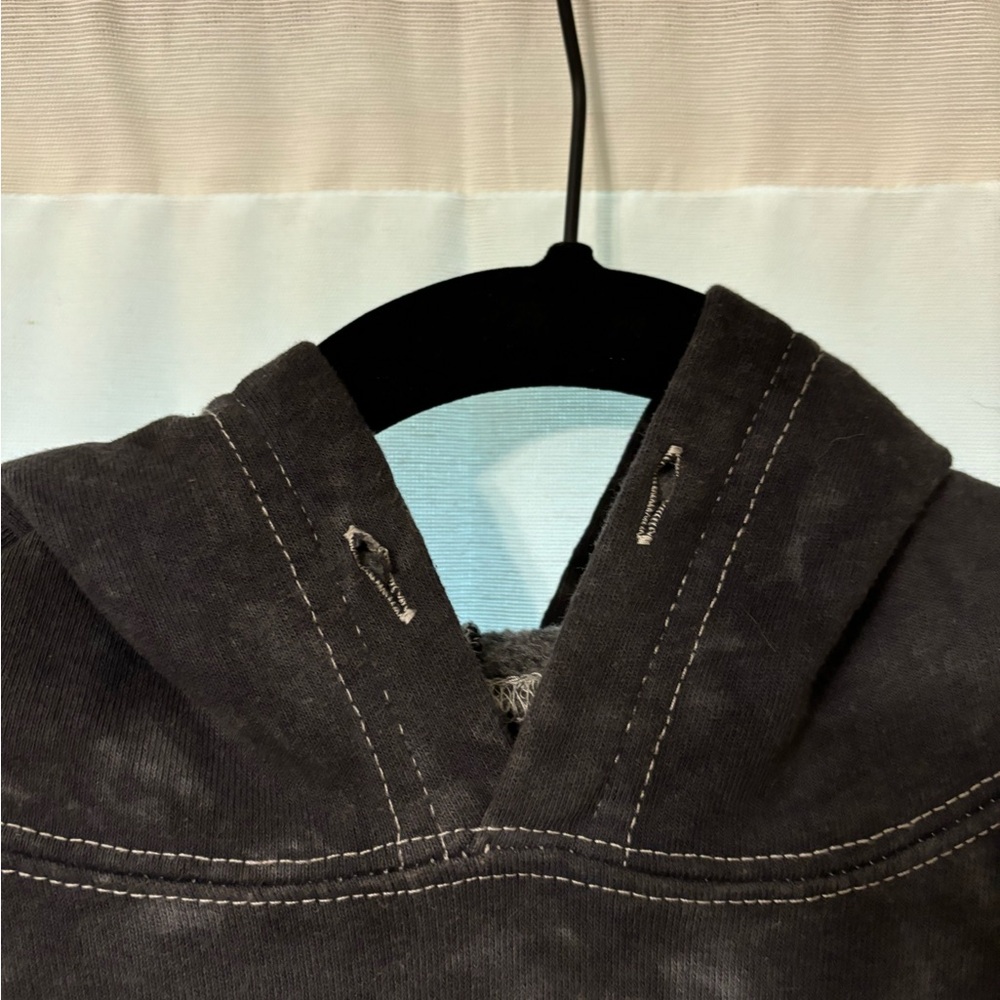 Sweatshirt only been worn once XS - Picture 2 of 4